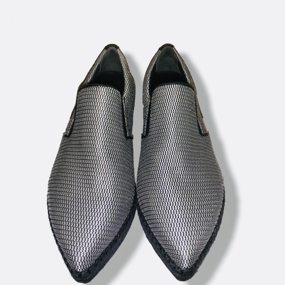 Dkny Shoes - NWOT DKNY platform pointed toe shoes. ❤️